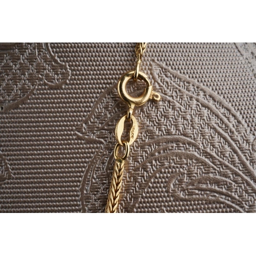 813 - An Italina chain. Stamped 750, Italian marks, approx length 490mm, approx gross weight 8.5 grams.