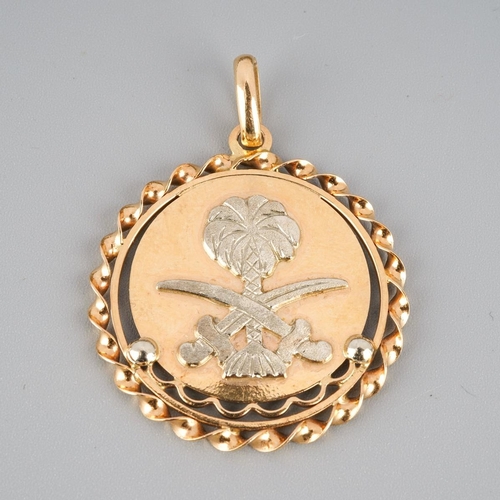 815 - A token pendant. Stamped 750, Italian marks, approx diameter 32mm, approx gross weight 7.6 grams.