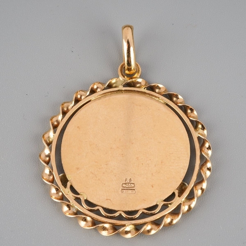 815 - A token pendant. Stamped 750, Italian marks, approx diameter 32mm, approx gross weight 7.6 grams.