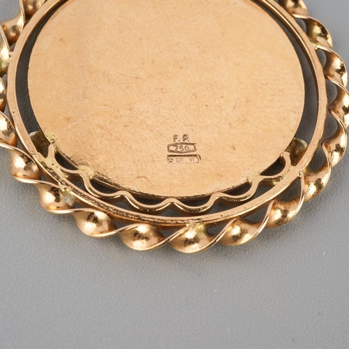 815 - A token pendant. Stamped 750, Italian marks, approx diameter 32mm, approx gross weight 7.6 grams.