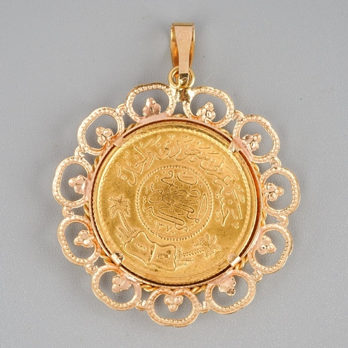 816 - A pendant, stamped 750. The central token, within a scrolling border, stamped 750, approx diameter 3... 