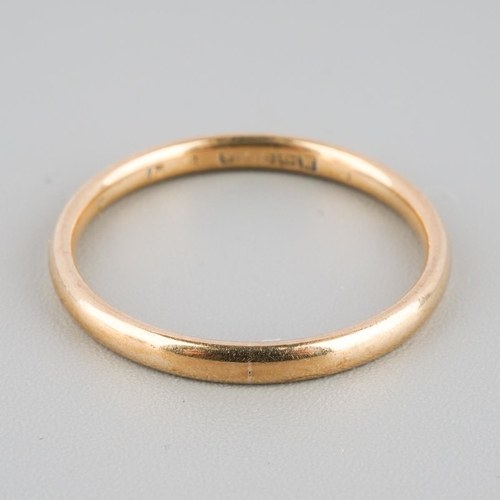 864 - A 9ct god band ring. Hallmarked 9ct gold, approx ring size N, approx gross weight 1.5 grams.