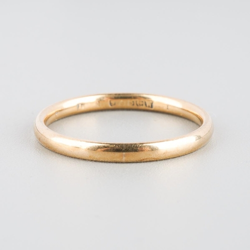 864 - A 9ct god band ring. Hallmarked 9ct gold, approx ring size N, approx gross weight 1.5 grams.
