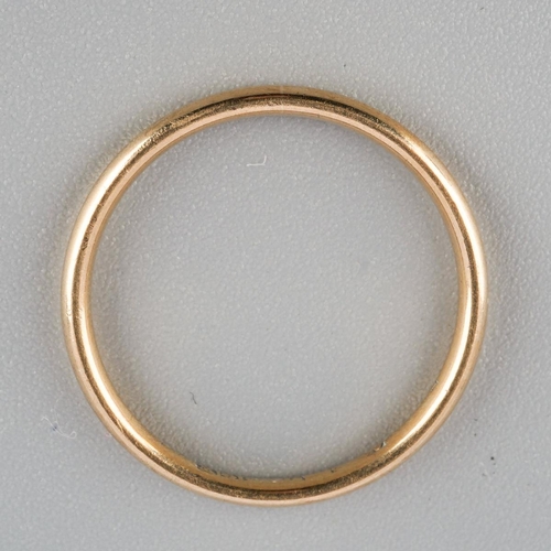 864 - A 9ct god band ring. Hallmarked 9ct gold, approx ring size N, approx gross weight 1.5 grams.
