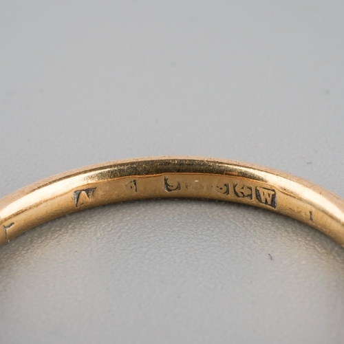 864 - A 9ct god band ring. Hallmarked 9ct gold, approx ring size N, approx gross weight 1.5 grams.
