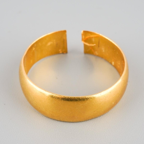 867 - A 22ct gold wedding band. Hallmarked 22ct gold, aprox ring size S (shank split), approx gross weight... 