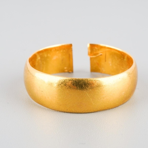 867 - A 22ct gold wedding band. Hallmarked 22ct gold, aprox ring size S (shank split), approx gross weight... 