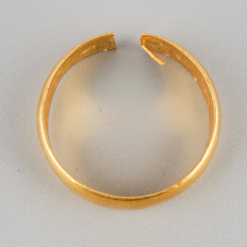 867 - A 22ct gold wedding band. Hallmarked 22ct gold, aprox ring size S (shank split), approx gross weight... 