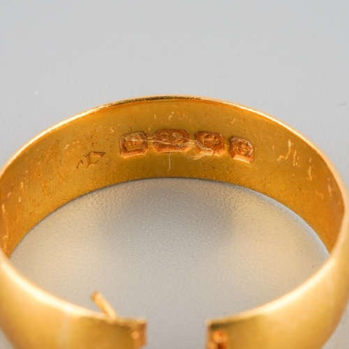 867 - A 22ct gold wedding band. Hallmarked 22ct gold, aprox ring size S (shank split), approx gross weight... 