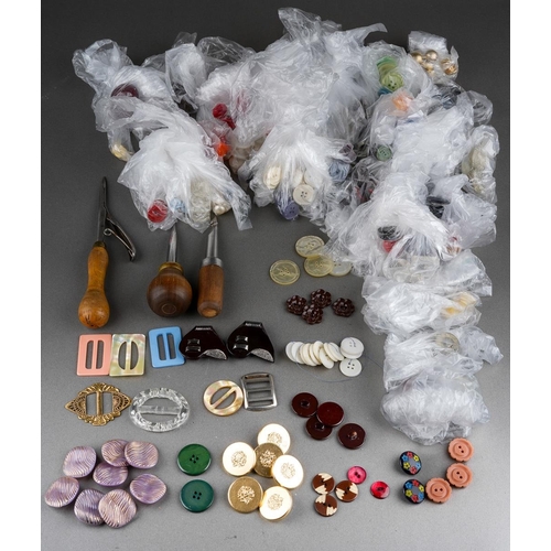 883 - A collection of vintage button and wooden handled sewing tools