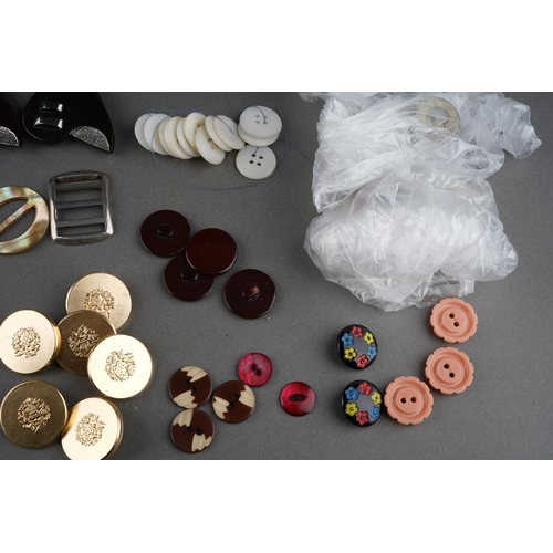 883 - A collection of vintage button and wooden handled sewing tools