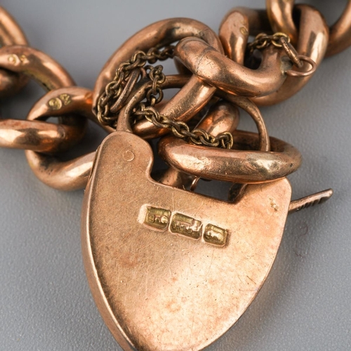 900 - A 9ct gold curb link bracelet with heart padlock, each link of the chain marked 9c, gross weight app... 