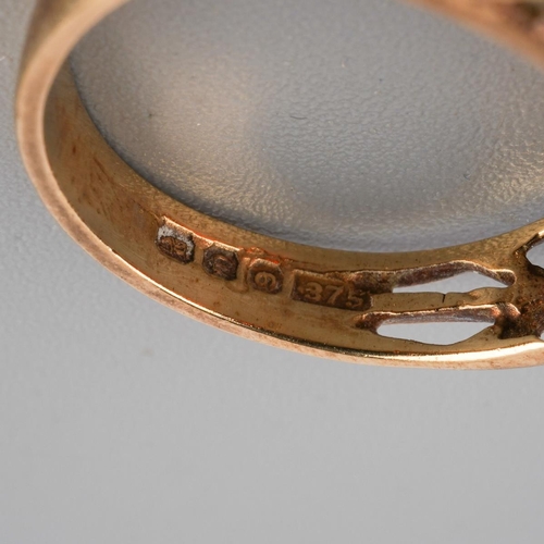 915 - A 9ct gold garnet three stone ring. Hallmarked 9ct gold Dublin, approx ring size L, approx gross wei... 