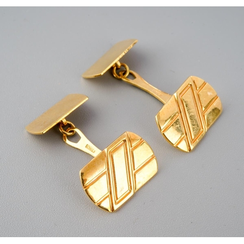 975 - A pair of 9ct gold cufflinks. Hallmarked 9ct gold, approx cufflink face length 15mm, approx gross we... 