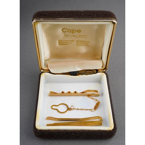 976 - A 9ct gold tiepin and a gold plated tiepin. The 9ct gold tie pin with 9ct gold import marks for Lond... 