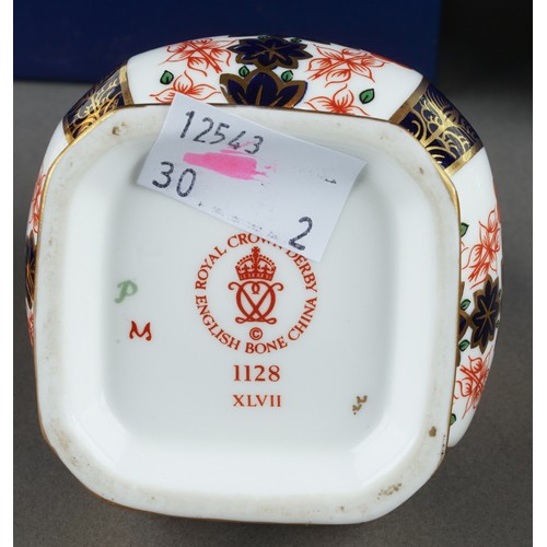 276 - A boxed Royal Crown Derby 1128 Imari solid gold band pattern bell of square form, first quality, pri... 