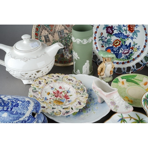 44 - Assorted ceramics including Neo-Classical style creamware sauce tureen, cover, ladle and stand; Wedg... 