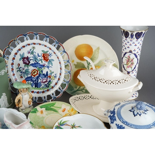 44 - Assorted ceramics including Neo-Classical style creamware sauce tureen, cover, ladle and stand; Wedg... 