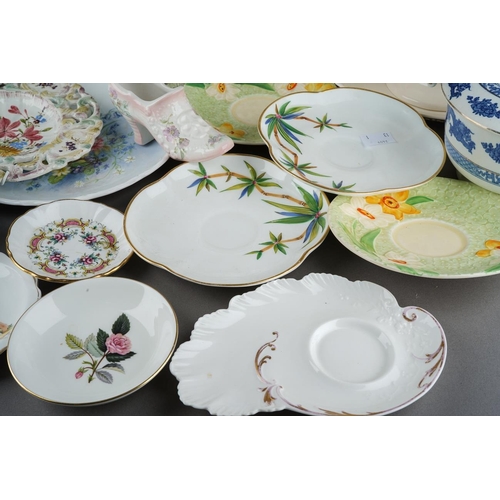 44 - Assorted ceramics including Neo-Classical style creamware sauce tureen, cover, ladle and stand; Wedg... 