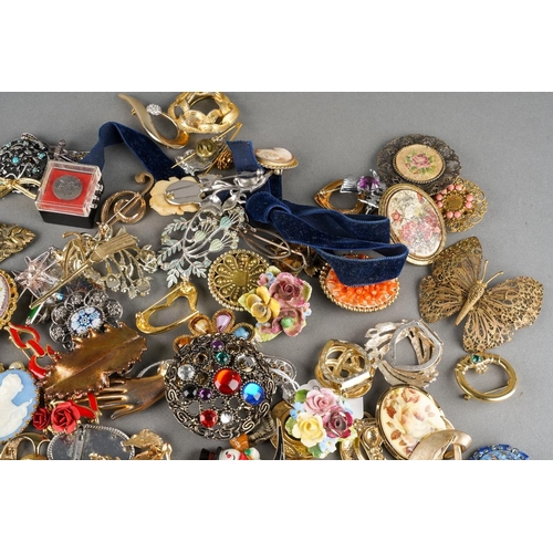 A large collection of assorted vintage and modern brooches, clips and ...