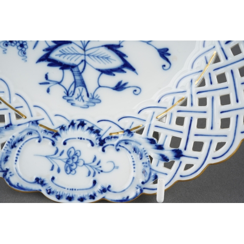 27 - Early 20th century Meissen onion pattern pierced side plate, first quality, 20.5cm across, rings wel... 