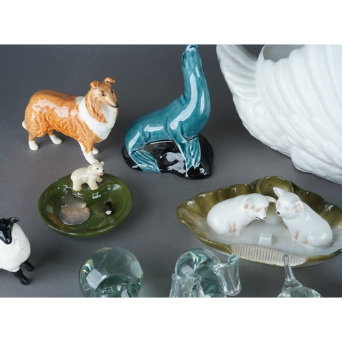 31 - A group of late 19th and 20th century ceramic and glass animal ornaments, including Beswick, Poole, ... 