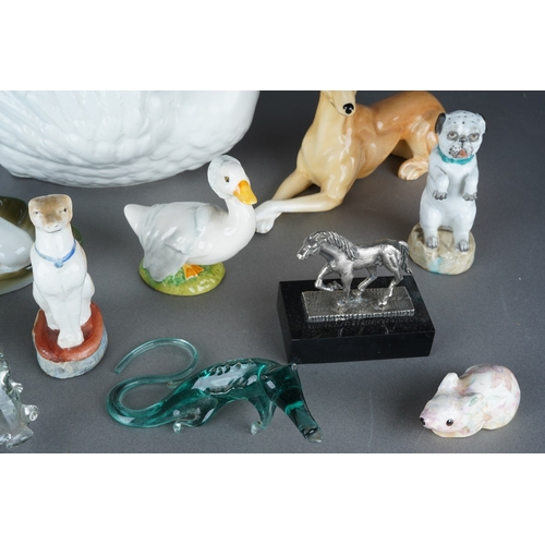 31 - A group of late 19th and 20th century ceramic and glass animal ornaments, including Beswick, Poole, ... 