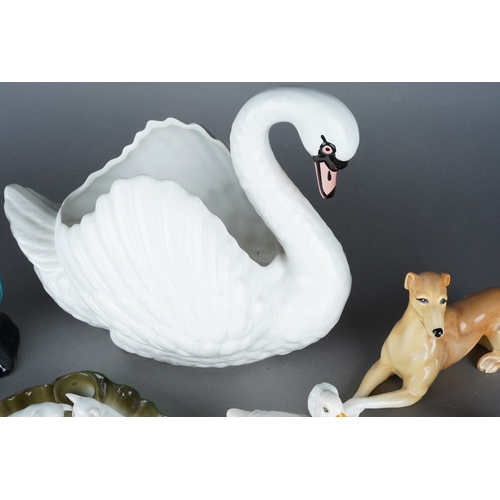 31 - A group of late 19th and 20th century ceramic and glass animal ornaments, including Beswick, Poole, ... 