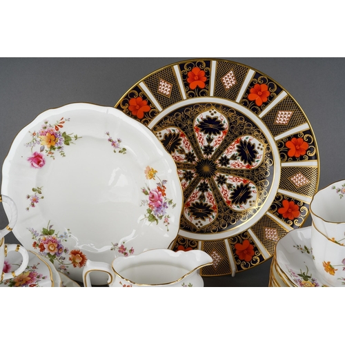 211 - A Royal Crown Derby Imari 1128 pattern dinner plate, a second, diameter approx 27cm, together with a... 