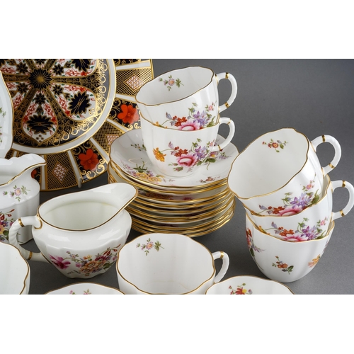 211 - A Royal Crown Derby Imari 1128 pattern dinner plate, a second, diameter approx 27cm, together with a... 