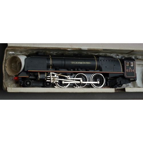 721 - Hornby and Wren 00 gauge models to include R350 BR Class A4 4-6-2 Mallard and Wren City of Stoke on ... 