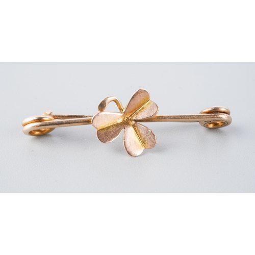 954 - An early 20th century 9ct gold three eaf clover bar brooch. Stamped 9c, approx length 34mm, approx g... 