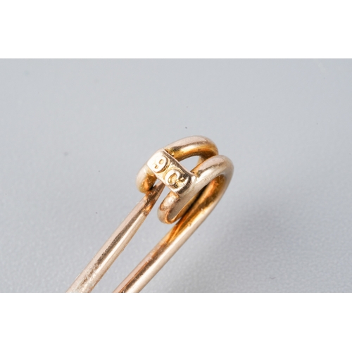 954 - An early 20th century 9ct gold three eaf clover bar brooch. Stamped 9c, approx length 34mm, approx g... 