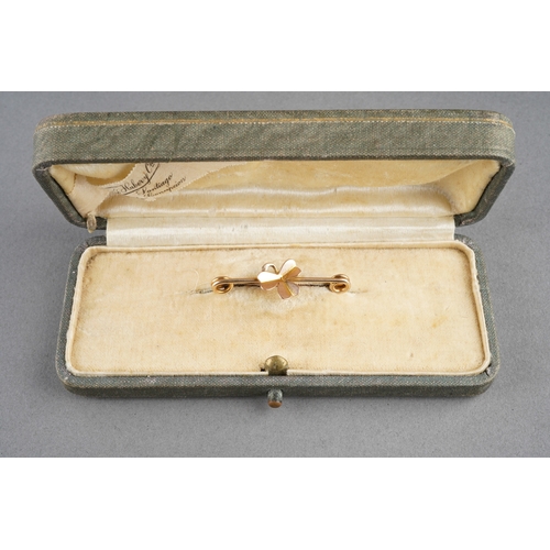 954 - An early 20th century 9ct gold three eaf clover bar brooch. Stamped 9c, approx length 34mm, approx g... 