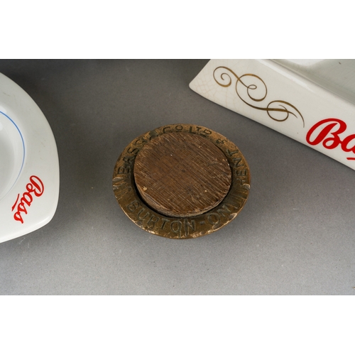 10 - Breweryana including Bass ashtrays, a Bass screw on casket top with wooden cork and a decorative cer... 