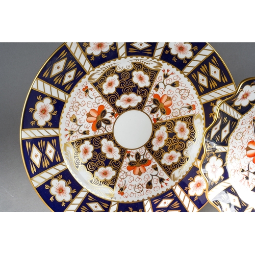 18 - Royal Crown Derby 2451 Old Imari dinner plate, approx 26cm diam and scalloped plate, approx 21cm dia... 