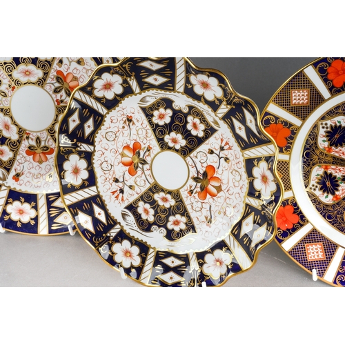 18 - Royal Crown Derby 2451 Old Imari dinner plate, approx 26cm diam and scalloped plate, approx 21cm dia... 
