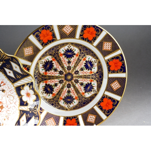 18 - Royal Crown Derby 2451 Old Imari dinner plate, approx 26cm diam and scalloped plate, approx 21cm dia... 
