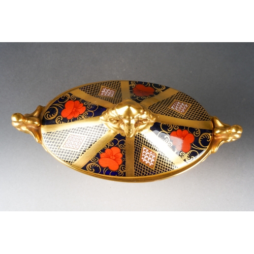20 - A Royal Crown Derby Imari 1128 two handled pedestal dish and cover, red backstamp, approx 18cm wide ... 