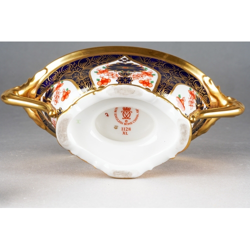 20 - A Royal Crown Derby Imari 1128 two handled pedestal dish and cover, red backstamp, approx 18cm wide ... 