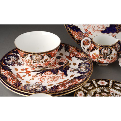 24 - A collection of Royal Crown Derby Imarri pattern serving plate, side plates, cups and saucers, jug a... 