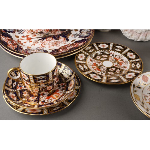 24 - A collection of Royal Crown Derby Imarri pattern serving plate, side plates, cups and saucers, jug a... 