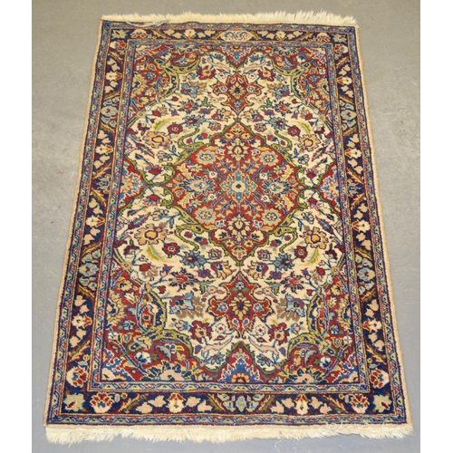 8 - An unusual decorative white, blue and red ground rug - Approx 4ft 8