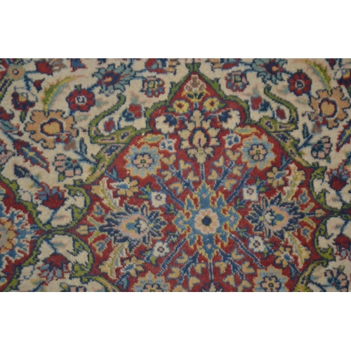 8 - An unusual decorative white, blue and red ground rug - Approx 4ft 8