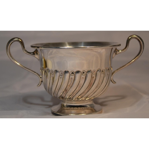 302 - A silver sugar bowl with fluted decoration - Sheffield 1924 by the Atkin Brothers - 7.86 ozt