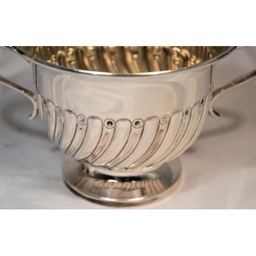 302 - A silver sugar bowl with fluted decoration - Sheffield 1924 by the Atkin Brothers - 7.86 ozt