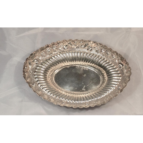 307 - A silver embossed bon-bon dish - London 1893 by Josiah Williams & Co - 2.56 ozt - 6