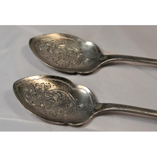 319 - A pair of silver preserve spoons - Sheffield 1919 By Robert Pringle