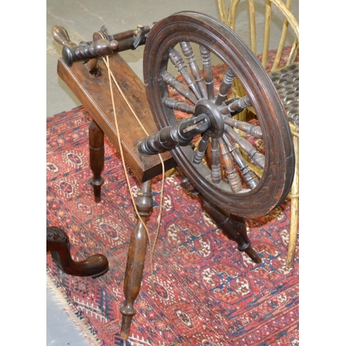 38 - A 19th century wooden spinning wheel