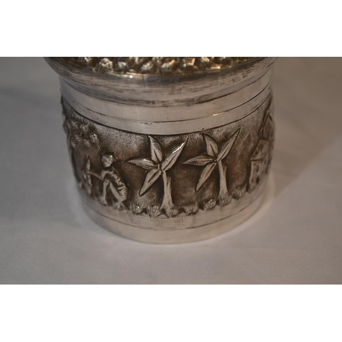 333 - An Indian white metal tea caddy with hammered decorations c.1900 - 3.67 ozt - 3